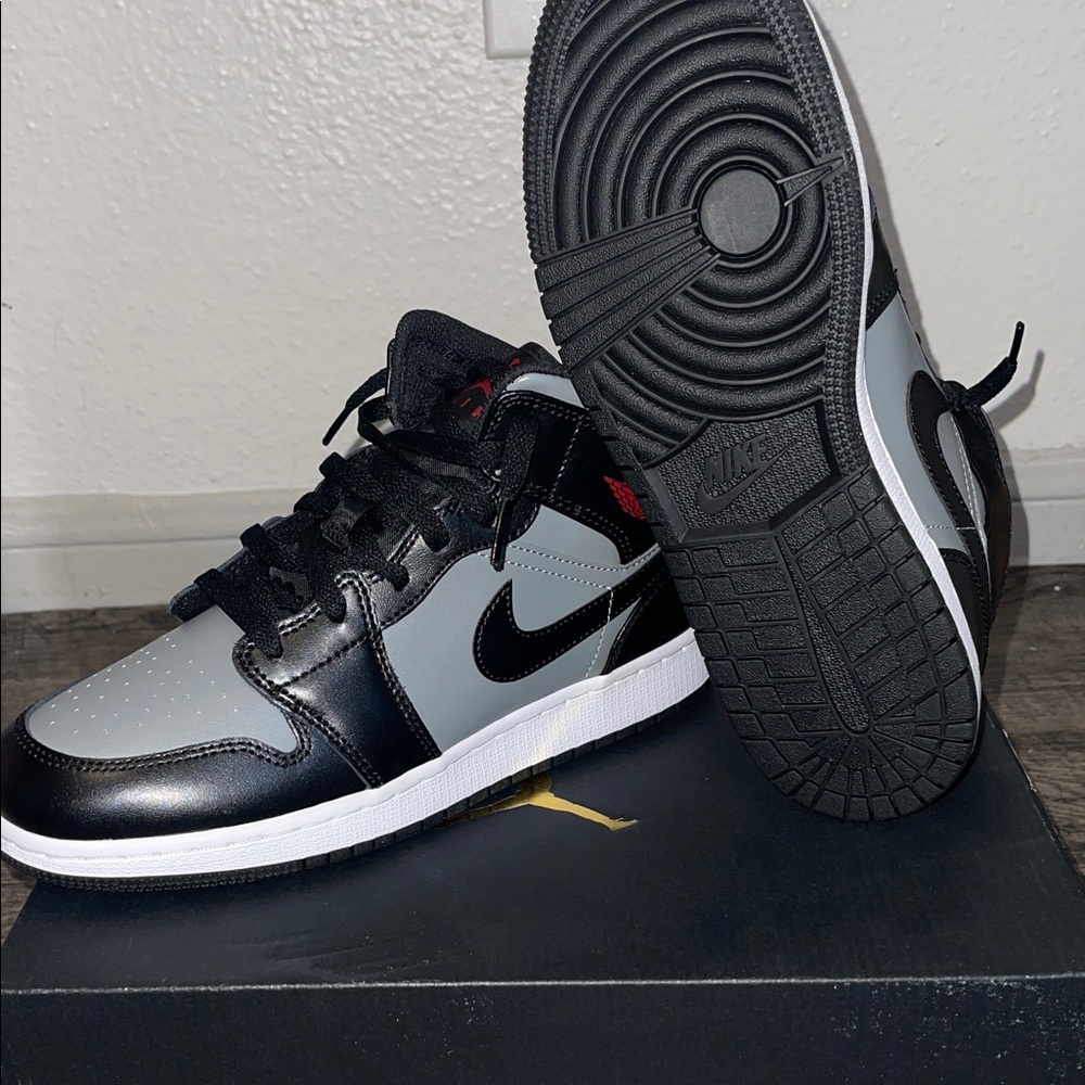 Youth Air Jordan 1 Mid GS Black and Gray Sneakers with Red Accents size 7 Y